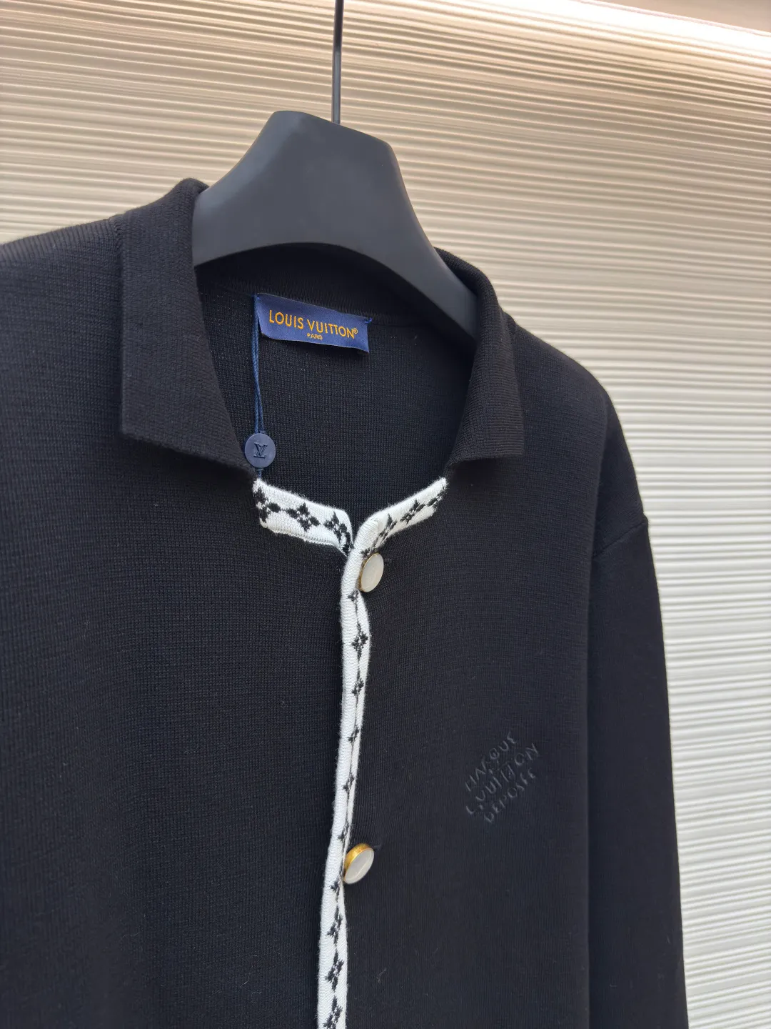 LOUIS VUITTON knitted college style suit outer ●Authentic product: Purchased and developed by 20371 ●Item number: 1680255-B75 ●Fabric: woolen yarn fabric ●Technology: knitted production ●Version: fitted version ●Weight: about 740g ●Size: XS-S-M-L ●Description: Made of 42-count woolen yarn, 14-needle flat knitting piece for up to 200 minutes, placket jacquard craft with four-color flowers. The cuffs are hand-sewn by hand, and the threads are routed on a flat machine. After high-temperature washing, the fabric has a soft and natural drape and a comfortable and skin-friendly touch. The buttons are custom-made with laser-engraved electroplated antique gold diamond buttons. The letters on the chest are embroidered with fixed-point stitching, which is precise and three-dimensional. The overall wiring is straight and delicate, the fabric is comfortable and soft, and the color is consistent without color difference. It can be matched with the same style to create a fashionable look and control various occasions. Customized accessories, complete with three standards, same style for men and women!